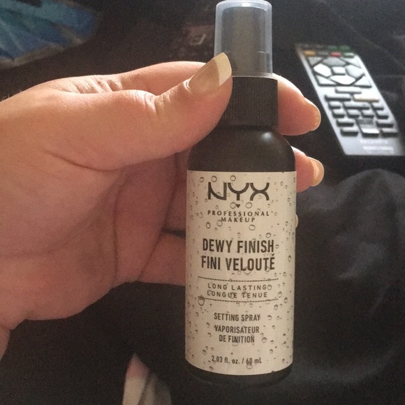 Foundation blending sponge & NYX setting spray - Picture 7 of 8